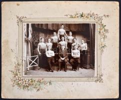 cca 1900 Selmecbánya, sportolók kitüntetésekkel, kartonra kasírozott fotó, 12×15,5 cm