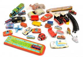 Régi kulcsos lemezjátékok és egyéb játékok (autók, állatfigurák, mozdonyok és kocsik sínekkel stb.) hatalmas gyűjteménye kartondobozban, több mint 20 db, részben magyar gyártmány és jelzett, kopott