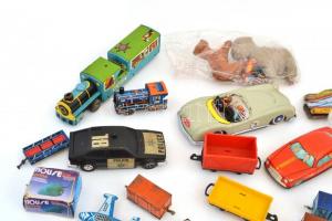 Régi kulcsos lemezjátékok és egyéb játékok (autók, állatfigurák, mozdonyok és kocsik sínekkel stb.) ...