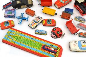 Régi kulcsos lemezjátékok és egyéb játékok (autók, állatfigurák, mozdonyok és kocsik sínekkel stb.) ...