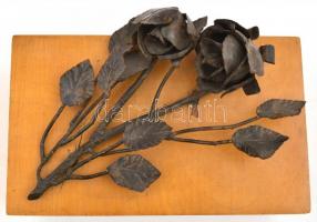 Fa láda. Kovácsoltvas rózsa dísszel. Kulcs nélkül 22x13 cm