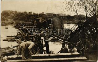 1916 Felrobbantott Visztula híd Novo-Georgyevszknél (novogiorgioevszki) és az épülő fahíd / WWI K.u.K. (Austro-Hungarian) military, destroyed Vistula river bridge near Novogeorgievsk (Modlin), wooden bridge under construction. photo
