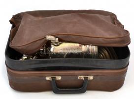 Egy nagy méretű elektromos fém szamovár zsinórral, egy kisebb méretű, orosz népművészeti faragások, ...