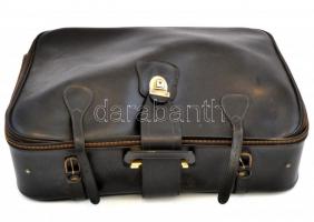 Vegyes üveg tárgyak. Új és használt darabok, némelyik bontatlan Korsók, kiöntők, kávés eszközök. Bőr...