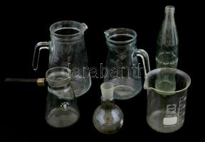 Vegyes üveg tárgyak. Új és használt darabok, némelyik bontatlan Korsók, kiöntők, kávés eszközök. Bőr...