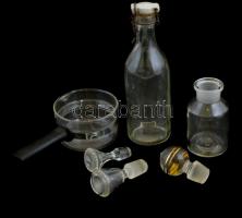 Vegyes üveg tárgyak. Új és használt darabok, némelyik bontatlan Korsók, kiöntők, kávés eszközök. Bőr...