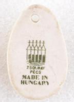 Zsolnay porcelán virágmintás medál, kézzel festett, jelzett, hátoldalán minimális hibával, h: 3,5 cm