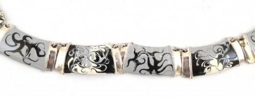 Szürke-fehér-fekete mintás, tűzzománccal díszített fém bizsu nyaklánc, max h: 48 cm