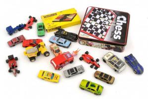 Vegyes gyerekjáték: sakk, kisautók, távcső, bábu