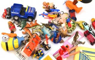 Vegyes gyerekjáték: sakk, kisautók, távcső, bábu