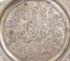 SKS Zinn mulatós jelenetes ón fali tál,d: 21,5 cm +6 Mexner József Budapest jelzett kávéházi tálka. ...