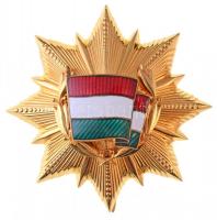1976. A Magyar Népköztársaság Zászlórendje aranyozott, zománcozott tombak kitüntetés, nem adományozott, feltehetően az 1980-as években készült példány (62mm) T:1  Hungary 1976. Flag Order of the Hungarian Peoples Republic gold-plated, enamelled tombac decoration, unawarded piece (62mm) C:UNC  NMK 689.