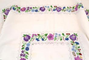 Abrosz (terítő), hímzett, virág motívummal, kissé foltos, 113x119 cm