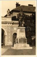 Miskolc, laktanya bejárata, főkapu, Hősök emlékműve. Rosenblatt művészi fényképészete, photo