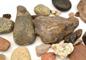 Kb. 30 db ásvány és kőzet, benne kvarchomokkő, obszidián, opálkövek, stb