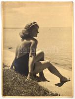 cca 1930-40 Hölgy vízparton, vintage fotó papíron, szakadással, felső sarkaiban törésnyommal, 39x29 cm