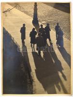cca 1930-40 Árnyékok a nagyvárosban, vintage fotó papíron, jobb felső sarkaiban törésnyommal, 39x29 cm