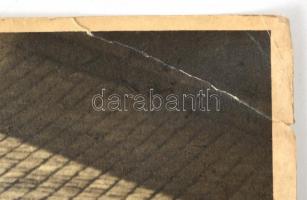 cca 1930-40 Árnyékok a nagyvárosban, vintage fotó papíron, jobb felső sarkaiban törésnyommal, 39x29 ...