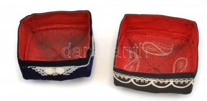 2 db keményített fejfedő, 15×15×7 cm