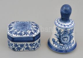 Kék virágmintás porcelán csengettyű és dobozka, kézzel festett, kis kopásnyomokkal, m: 9 cm, 6×5×3,5 cm