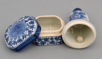 Kék virágmintás porcelán csengettyű és dobozka, kézzel festett, kis kopásnyomokkal, m: 9 cm, 6×5×3,5...