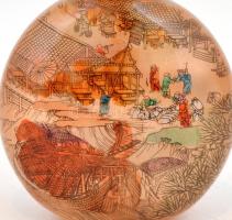 Kis parfümös üveg dugóval, távol-keleti jelenettel, apró kopásnyomokkal, m: 6,5 cm