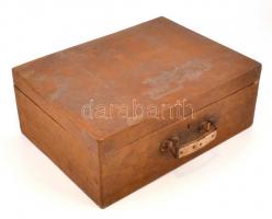 Régi faláda, kulcs nélkül, kisebb sérülésekkel, kopásnyomokkal, 40x30x15 cm