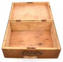 Régi faláda, kulcs nélkül, kisebb sérülésekkel, kopásnyomokkal, 40x30x15 cm