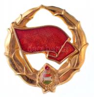 1957. A Munka Vörös Zászló Érdemrendjével kitüntetett kollektívák jelvénye aranyozott, zománcozott jelvény (21x20mm) T:1
