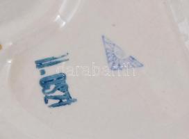 Szív alakú porcelán tál, aranyozott, kézzel festett, jelzett, kopásokkal, 15,5x14x12