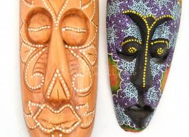 2 db faragott, festett fa maszk, h: 25 és 48 cm