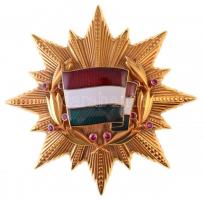 1976. A Magyar Népköztársaság rubinokkal ékesített Zászlórendje zománcozott, aranyozott tombak kitüntetés, a tű belső felén 5 beütéssel, nem adományozott, feltehetően az 1980-as években készült példány (80,5x81mm) T:1- NMK.: 683.