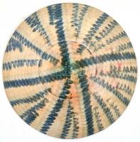 Bennszülötteket ábrázoló kézzel festett zsírkő dísztál, viaszfoltokkal, d: 31 cm