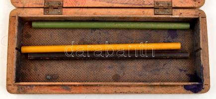 3 db faragatlan ceruza, fa tolltartó dobozban, kopottas állapotban, 9,5x22x3 cm