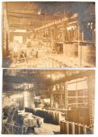 cca 1920-40 össz. 2 db ózdi gyárat ábrázoló, hátoldalán feliratozott fotó, üzemi belső felvételek munkásokkal, gépekkel és berendezésekkel, mindkettő szélén kisebb szakadással, 11x16 cm