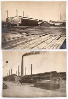 cca 1920-30 össz. 2 db diósgyői gyárat ábrázoló, hátoldalán feliratozott fotó, külső felvételek munkásokkal, ipari vasúttal, üzemi épületekkel, 8x11 cm