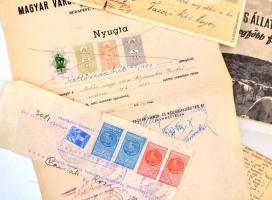 Vegyes papírrégiség tétel, közte gépkönyv, értesítés, tájékoztató, levelezőlap stb