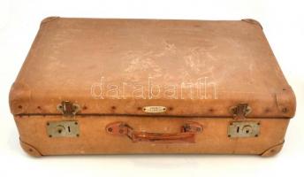 Vegyes bőröndnyi konyhai eszköz, kés, bárd, ...stb. Különféle méretben, különféle állapotban