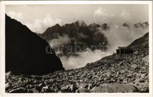 Tátra, Magas-Tátra, Vysoké Tatry; Útulna KCST pod Rysmi a Satan / turistaház, menedékház, hegycsúcsok / chalet, tourist house, shelter, mountain peaks. Foto Fiska