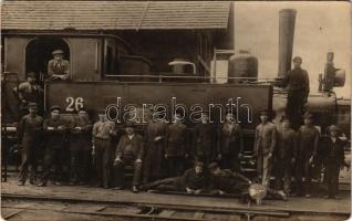 1910-11 Szentendre, MÁV XII. osztályú (1911-től 377 sorozatú) 26. Budapesti helyi érdekű vasutak gőzmozdonya a javítást végző dolgozókkal vasutasokkal. photo (EK)