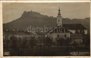 Szepesváralja, Kirchdrauf, Spisské Podhradie; Fő tér, templom, üzletek, vár / Spissky hrad / main square, church, shops, castle. Kucek photo (b)