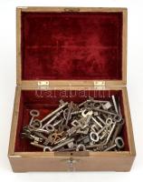 cca 1900-1970, hatalmas fém kulcs tétel, össz. kb. 70 db, sok régi, míves darabbal. Kulcsra zárható ...