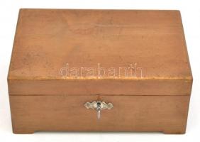 cca 1900-1970, hatalmas fém kulcs tétel, össz. kb. 70 db, sok régi, míves darabbal. Kulcsra zárható ...