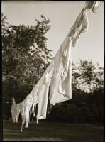 cca 1933 Kinszki Imre (1901-1945) budapesti fotóművész hagyatékából, vintage NEGATÍV (száradó ruhák), 5x4 cm