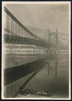 1931 Kinszki Imre (1901-1945) budapesti fotóművész hagyatékából, jelzés nélküli, de a szerző által datált és sorszámozott vintage fotó (Erzsébet híd, ez a szerző 843. sz. felvétele), 8,5x6,2 cm