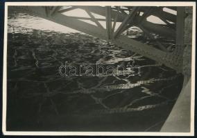 cca 1930 Kinszki Imre (1901-1945) budapesti fotóművész hagyatékából, jelzés nélküli vintage fotó (a híd alatti víz tükröződése), 5x7,3 cm