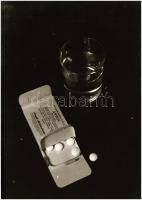 cca 1937 Thöresz Dezső (1902-1963) békéscsabai gyógyszerész és fotóművész hagyatékából  vintage NEGATÍV (Esti tabletta), 6x9 cm