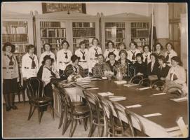 1930 Abonyi Sándorné igazgató a tanári szobában, kolleganőkkel és diákokkal, feliratozott vintage fotó, 17x23,2 cm