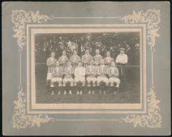 cca 1910 Sportember és családapa, 2 db vintage fotó (a hordozó karton mindkép oldalán egy-egy fénykép), 10,5x15,8 cm és 21x15 cm, karton 25x20 cm