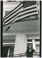 cca 1987 Mark Palmer (1941-2013) budapesti amerikai nagykövet (1986-1990), Horváth Péter fotóriporter pecsétjével ellátott, vintage fotó, 24,5x18 cm